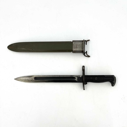 254 - A Second World War US M1 Garand bayonet by Utica Cutlery, two piece bakelite grip, housed in green p... 