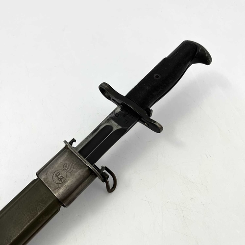 254 - A Second World War US M1 Garand bayonet by Utica Cutlery, two piece bakelite grip, housed in green p... 