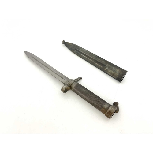 267 - Two Mauser bayonets, a Swedish m/1896 Mauser pattern socket bayonet by Eskilstuna Jernmanufaktur, ch... 