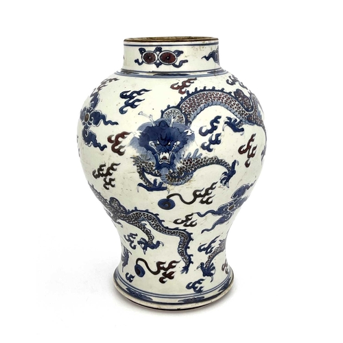 500 - A Chinese vase, Kangxi period, 1662-1722, of baluster form, boldly decorated in underglaze blue and ... 