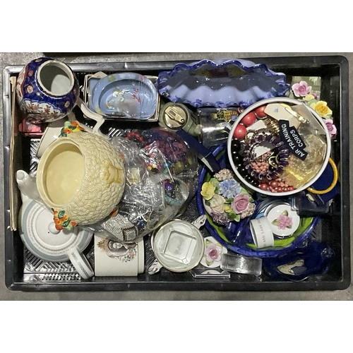 86 - A miscellaneous collection of ornaments and crockery, to include various items of royal family memor... 
