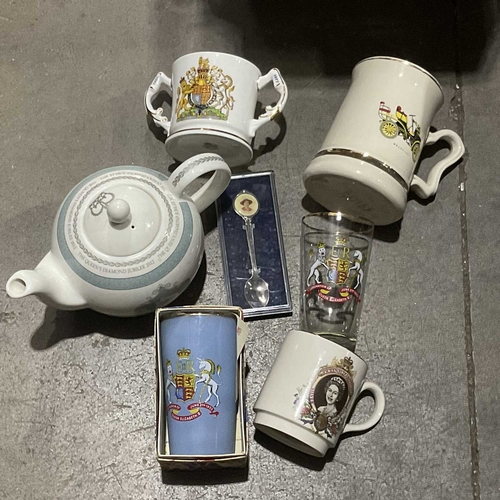 86 - A miscellaneous collection of ornaments and crockery, to include various items of royal family memor... 