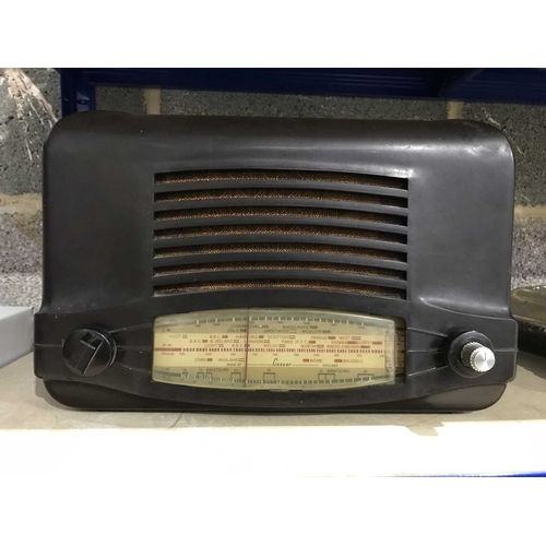 271 - A Cossor 464 bakelite radio, circa 1946, 35cm wide x 23cm high