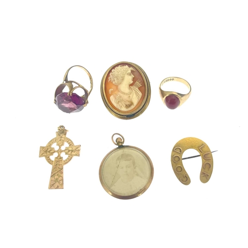 508 - A selection of 9ct gold and yellow metal jewellery, to include a 9ct gold carnelian cabochon signet ... 