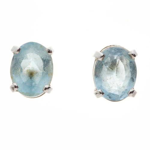 76 - A set of 18ct gold aquamarine jewellery, to include a single-stone pendant, with chain, a single-sto... 