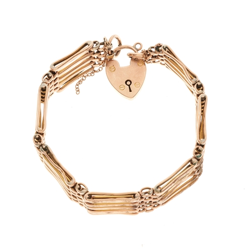 92 - An early 20th century 9ct gold gate bracelet, with heart-shape padlock clasp, stamped 9ct, length 20... 