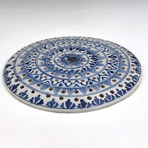 1011 - An English Deflt blue and white drainer, London, mid 18th century, circular form with concentric rin... 