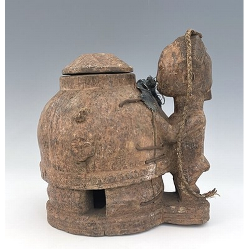 285 - Tribal Interest, Baule Tribe, a 'Gbekre' mouse oracle box, 31cm high. Note: used for divination purp... 