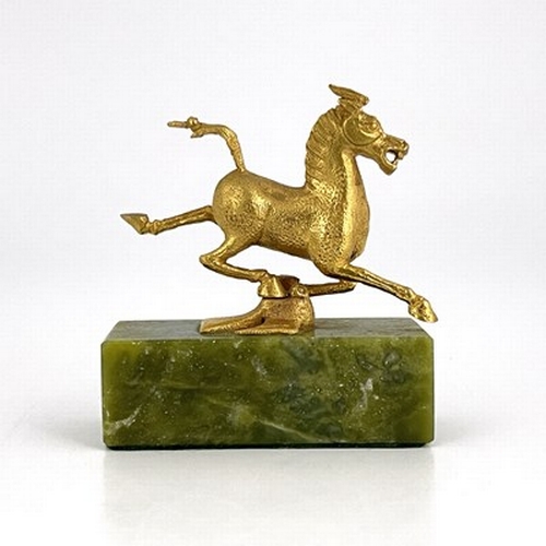 3 - An Elizabeth II 9ct gold model of The Flying Horse of Kansu, limited edition No.8/100, London 1973, ... 