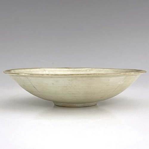 577 - A Chinese celadon glazed dish, lobed everted rim, central incised ring, the exterior with tooled lin... 