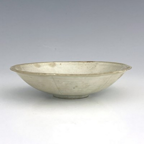 577 - A Chinese celadon glazed dish, lobed everted rim, central incised ring, the exterior with tooled lin... 