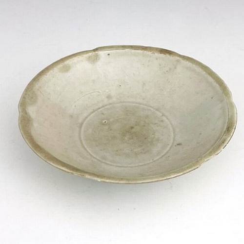 577 - A Chinese celadon glazed dish, lobed everted rim, central incised ring, the exterior with tooled lin... 