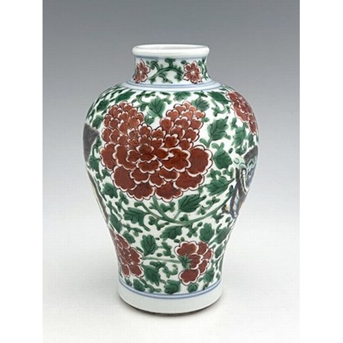 601 - A Chinese famille verte vase, 18cm high