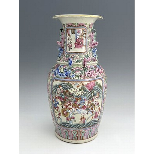 613 - A large Chinese famille rose vase, shouldered form with lizard moulded shoulders and dog handles, th... 