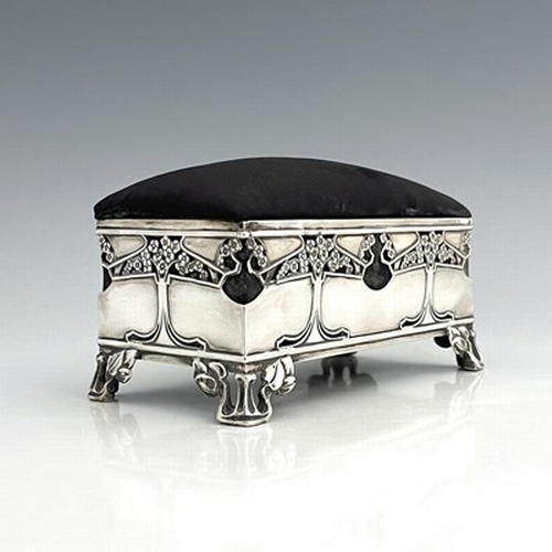 81 - Kate Harris for William Hutton, an Arts and Crafts silver jewellery casket, London 1902, cuboid form... 