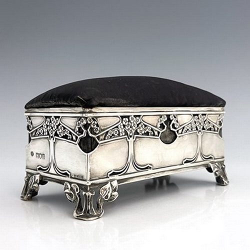 81 - Kate Harris for William Hutton, an Arts and Crafts silver jewellery casket, London 1902, cuboid form... 