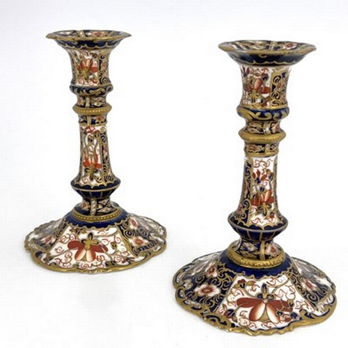 926 - A pair of Royal Crown Derby Imari 2451 candlesticks, knopped baluster form with scroll petal bases, ... 