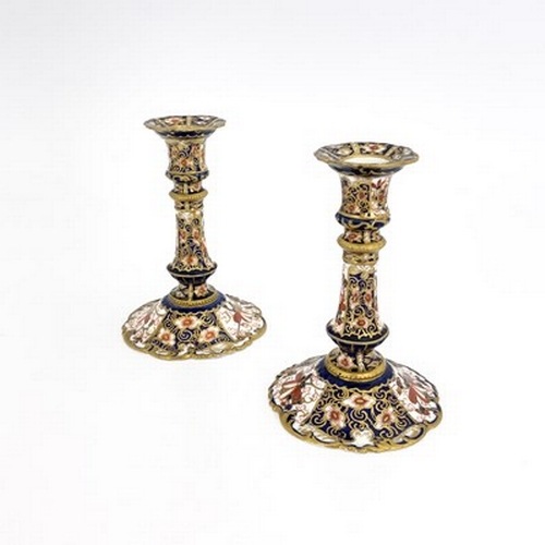 926 - A pair of Royal Crown Derby Imari 2451 candlesticks, knopped baluster form with scroll petal bases, ... 