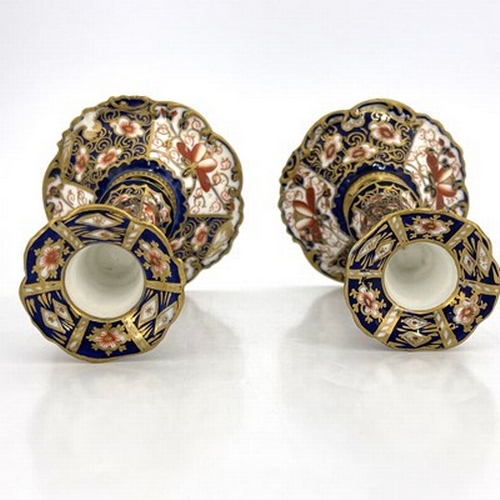 926 - A pair of Royal Crown Derby Imari 2451 candlesticks, knopped baluster form with scroll petal bases, ... 