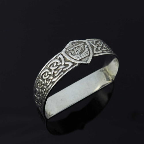 101 - Alexander Ritchie, a Scottish Arts and Crafts Iona silver napkin ring, circa 1920, demilune form cas... 