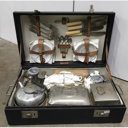 1023 - Motoring Interest, a vintage motoring picnic set, in a fitted case