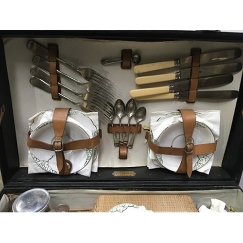 1023 - Motoring Interest, a vintage motoring picnic set, in a fitted case