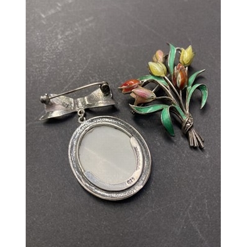 289 - A collection of brooches to include hallmarked silver, micro mosaic and a novelty lady's vanity in t... 