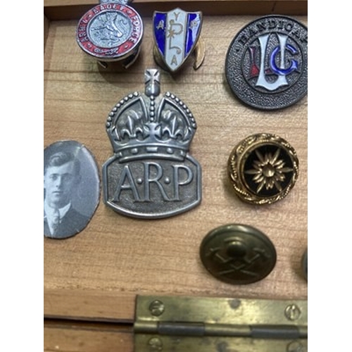 303 - A large quantity of service buttons including examples from the ARP, Civil Defence, Fire Service and... 