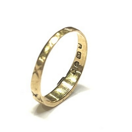 320 - A 9ct gold buckle ring with hatched decoration