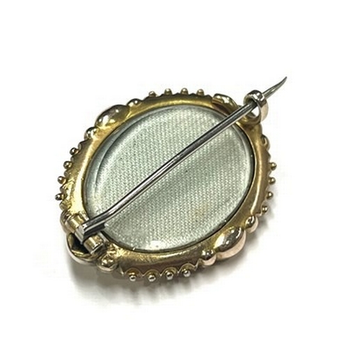 331 - A Victorian 9ct gold mourning brooch, oval form, with glazed aperture verso