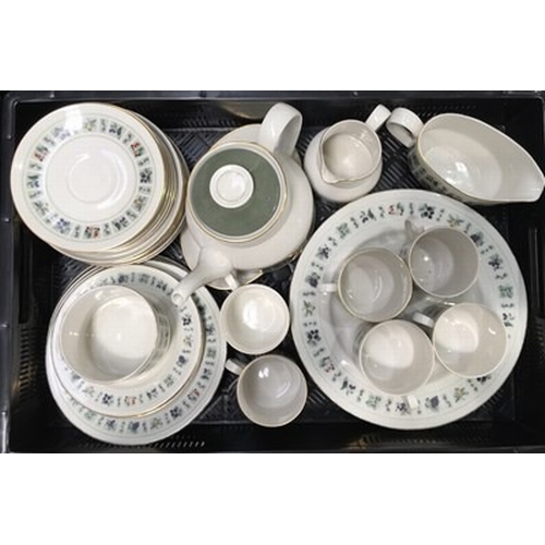 69 - A royal Doulton china dinner service set