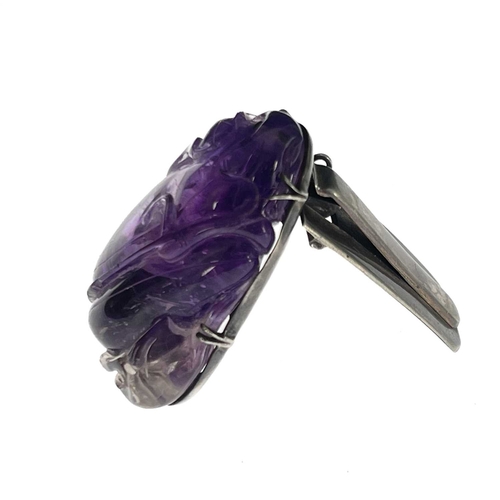 14 - A Chinese amethyst carving of a rat on a peach, mounted in an Art Deco silver lapel clip, 4.5cm