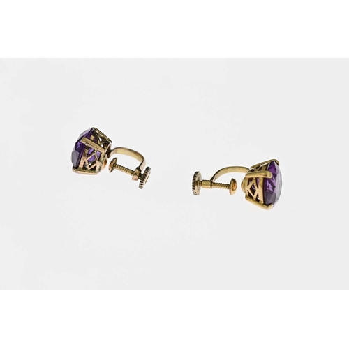 23 - A pair of 14 carat gold and synthetic colour change sapphire earrings, screw fixing, 1cm diameter, 4... 