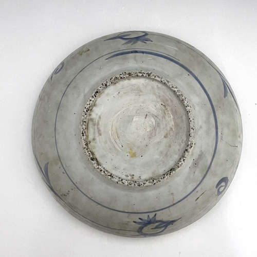 347 - A Chinese famille verte dish, Ming, circular form, painted with a central landscape within an iron r... 