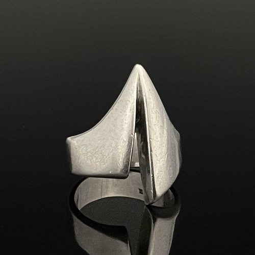 61 - Ernest Blyth for George Tarratt, a Modernist silver ring, Birmingham 1973, bisected triangular talon... 