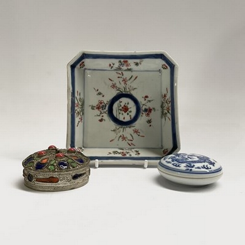 204 - An 18th-century Chinese porcelain spoon tray, with a hand-painted floral and bold border design, tog... 