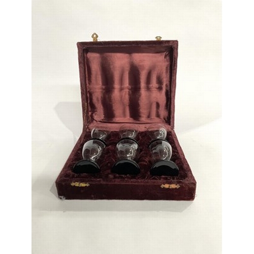 263 - A set of 6 opaque black and clear Art Deco glasses, contained in a red velvet case (1)