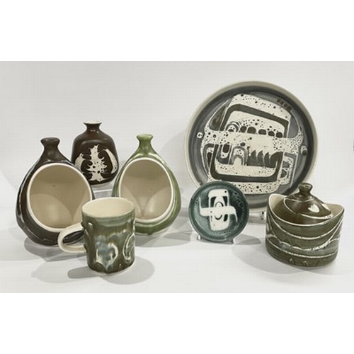 91 - A selection of Aviemore tableware, including two mugs, three salt pigs, a large plate bowl, containe... 