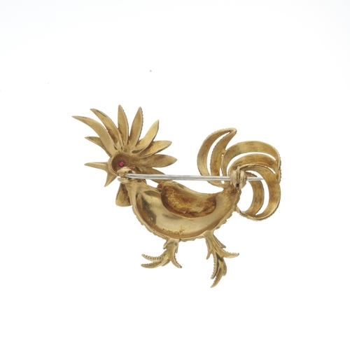 129 - A 1960s 18ct gold cockerel brooch, with garnet eye detail, hallmarks for London 1965, length 4.4cm, ... 