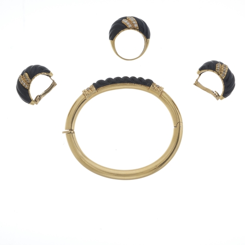 138 - A set of 18ct gold onyx and diamond jewellery, to include a bangle bracelet, a ring and a pair of ea... 