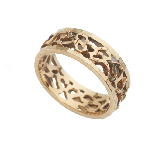 171 - An 18ct gold openwork band ring, hallmarks for Birmingham, ring size N1/2, 5.6g