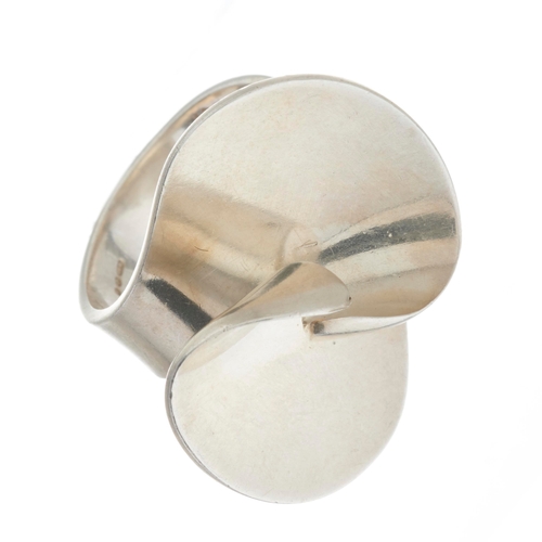 85 - Ibe Dahlquist for Georg Jensen, a modernist silver biomorphic ring, import marks for London 1976, ri... 