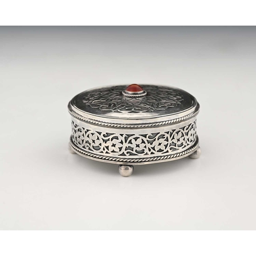 125a - An American silver box and cover, blind fret decorated and set with a cabochon hardstone, ropework b... 