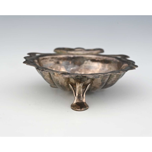 147 - An Arts and Crafts silver shell form bowl, Frederick Courthope, London 1901, planished scallop form ... 