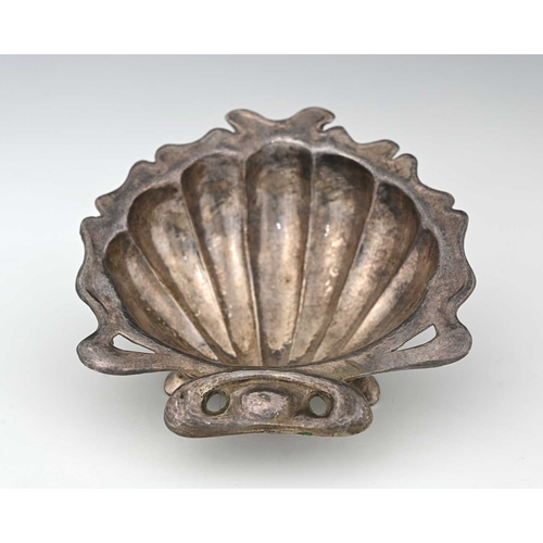 147 - An Arts and Crafts silver shell form bowl, Frederick Courthope, London 1901, planished scallop form ... 