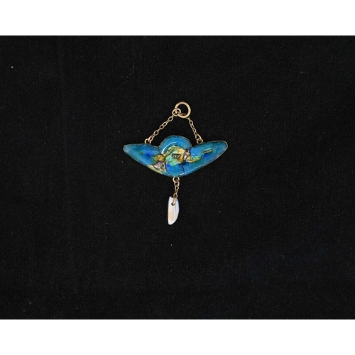 26 - An Arts and Crafts 15 carat gold polychrome enamel and baroque pearl pendant, winged form with scrol... 