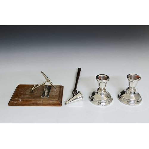 134 - A George V silver-mounted novelty desk or paper clip, modelled in the form of an anchor, atop a rect... 