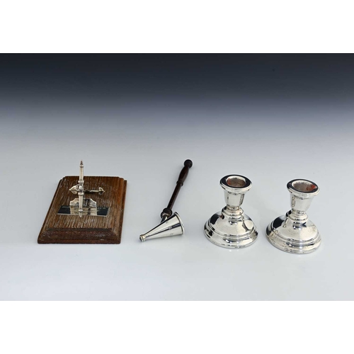 134 - A George V silver-mounted novelty desk or paper clip, modelled in the form of an anchor, atop a rect... 