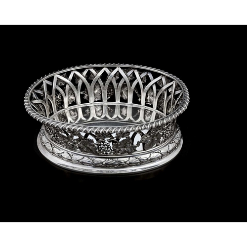 146 - A George V silver pierced basket or dish, of oval form, with a cast and applied pierced gallery bord... 