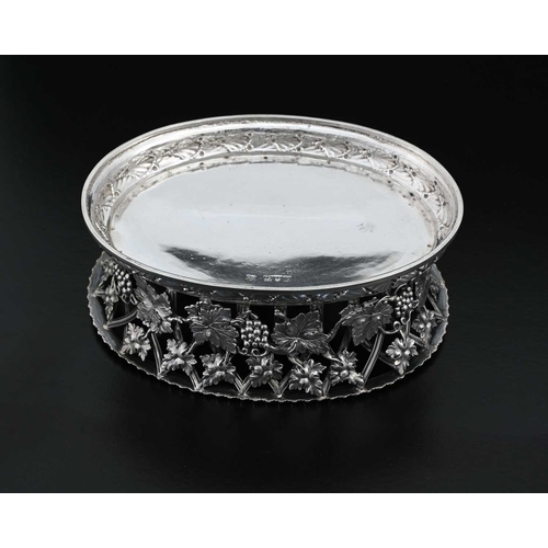 146 - A George V silver pierced basket or dish, of oval form, with a cast and applied pierced gallery bord... 